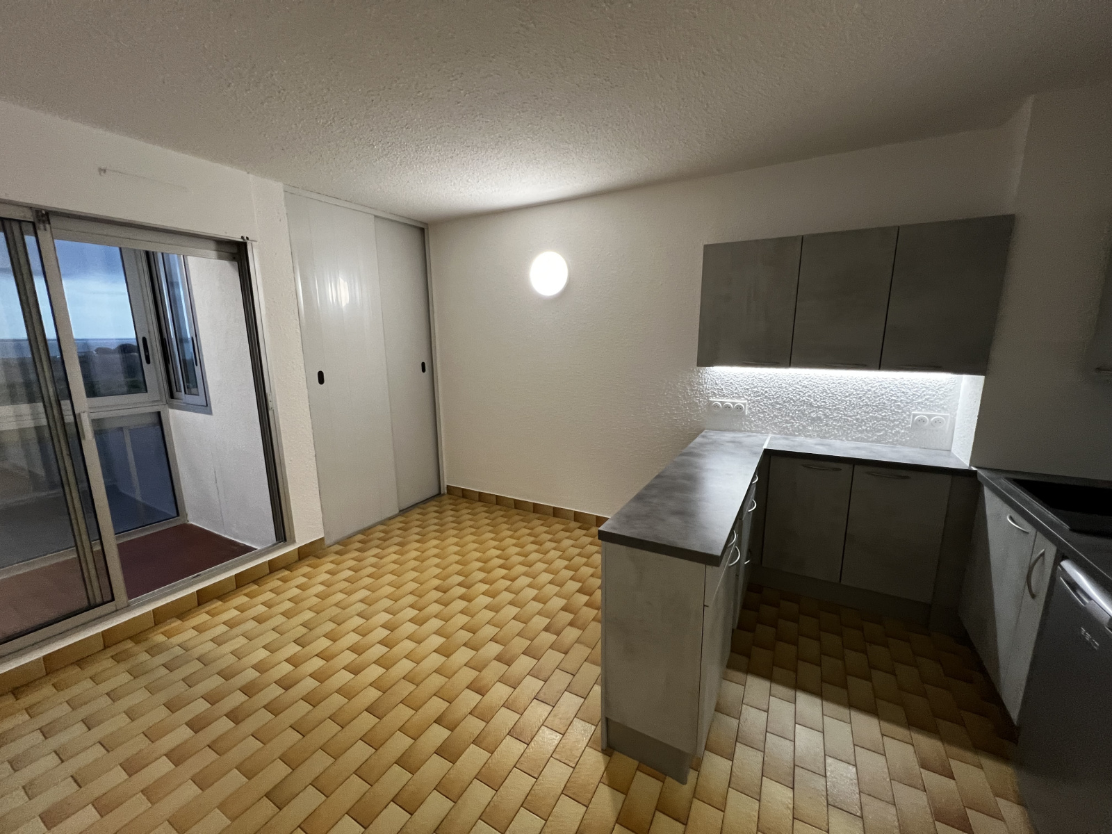 Image_,
            Studio, Mauguio, ref :2-296